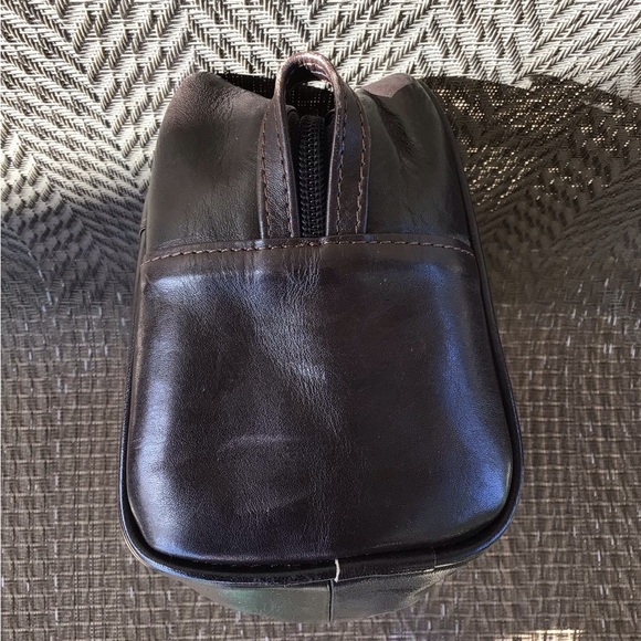 Wilson’s Leather Men’s Brown Leather Dopp Kit Toiletry Bag - Picture 2 of 4